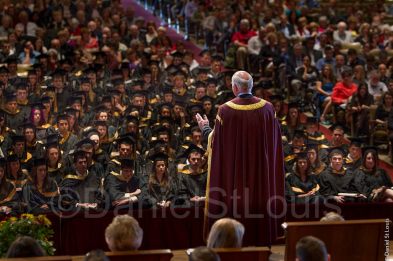 Photo of Peter Mansbridge addresses the Mount Allison Graduating class at Convocation Hall, Sackville, New Brunswick.